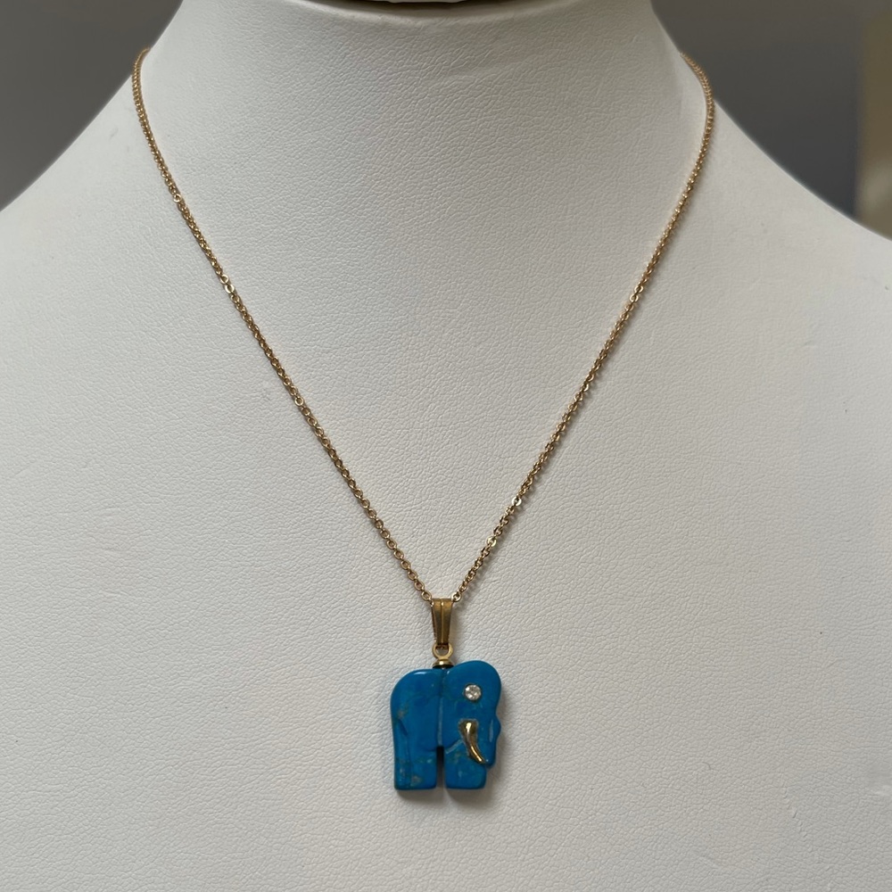 Hand-carved Howlite turquoise elephant gold tone pendant and chain - Picture 5 of 5